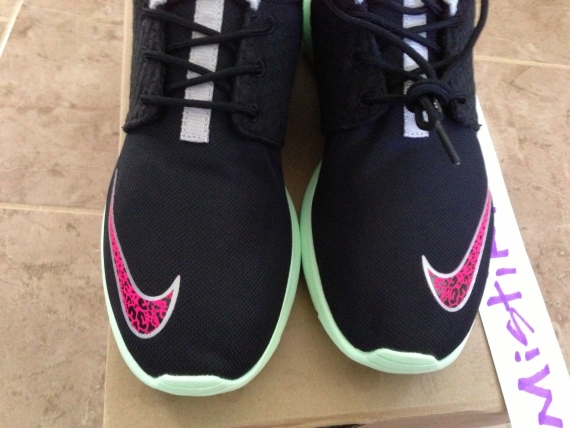 Nike Roshe Run Yeezy Nikestore 01