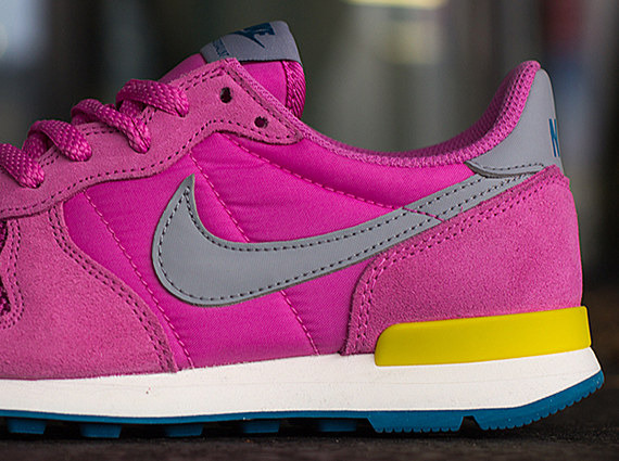 Nike Wmns Internationalist Violet Wolf Grey Citron 01