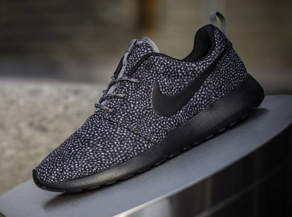 Nike Wmns Roshe Run Black Grey Volt 3