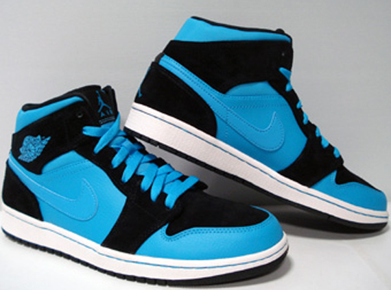 Air Jordan 1 Mid "Powder Blue"