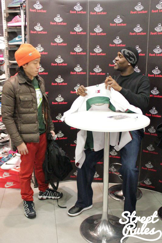 Gary Payton Visits Foot Locker 09