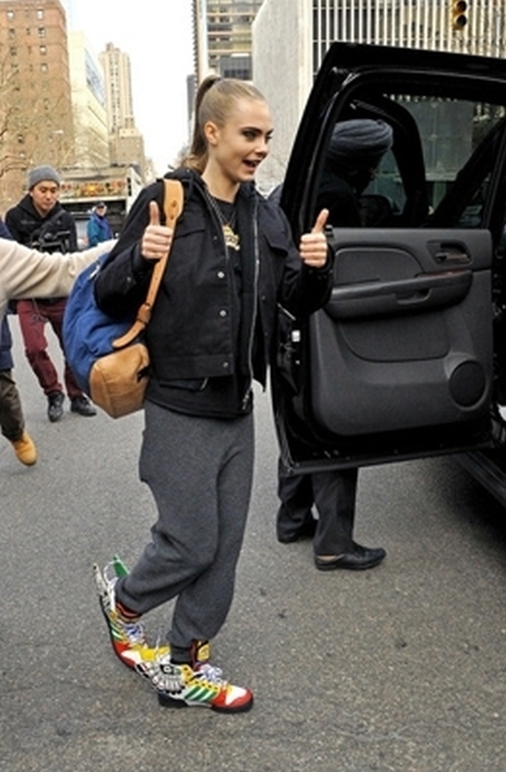Models In Sneakers 007