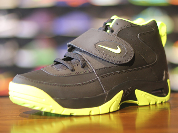 Nike Mission Black Volt 1