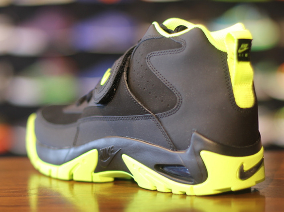 Nike Mission Black Volt 3