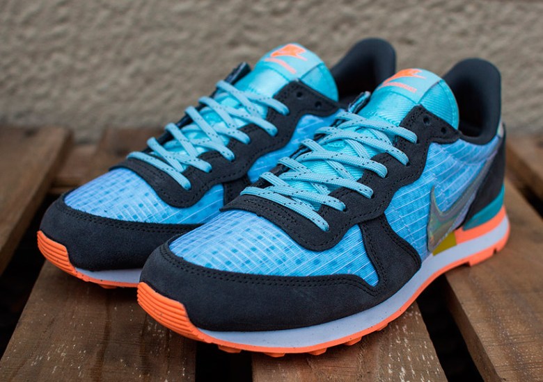 Nike WMNS Internationalist PRM – Glacier Ice – Hologram