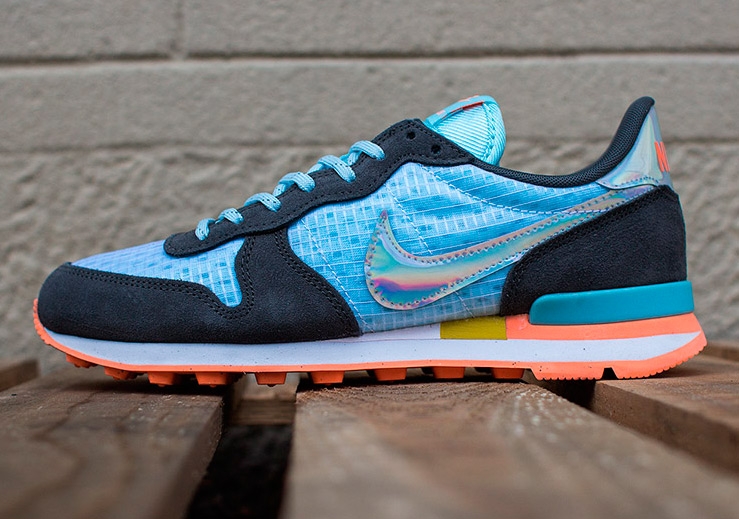Nike Wmns Internationalist Prm Glacier Ice Hologram 02