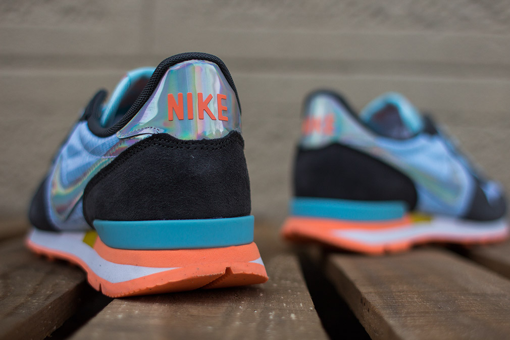 Nike Wmns Internationalist Prm Glacier Ice Hologram 05