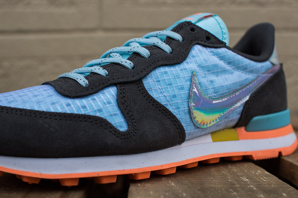 Nike Wmns Internationalist Prm Glacier Ice Hologram 06