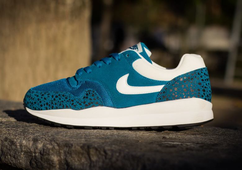 Nike Air Safari – Green Abyss – Sail – Black