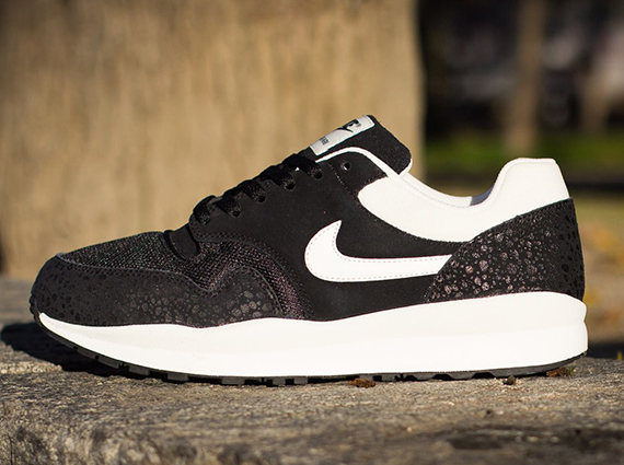 Nike Air Safari - Black - Sail