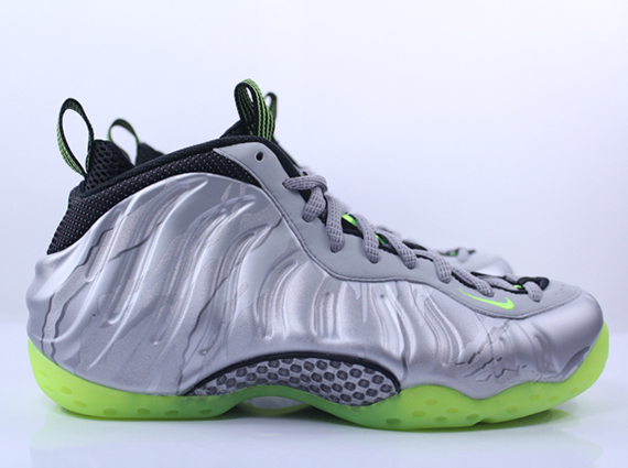 Nike Air Foamposite One - Metallic Silver - Volt