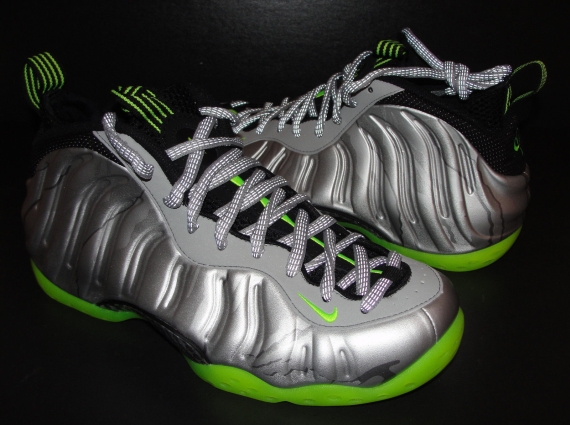 Nike Foamposite One Silver Volt 01