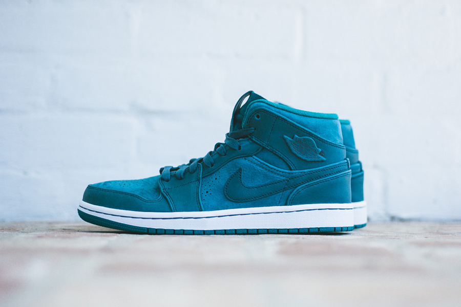 Air Jordan 1 Mid Nouveau Night Shadow 1