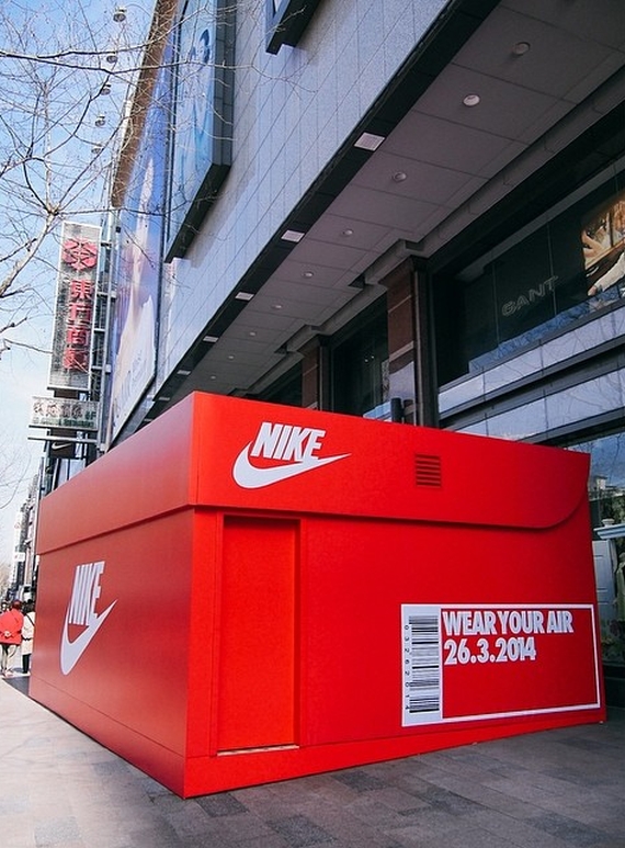 Nike Air Max Day Giant Shoe Box 02