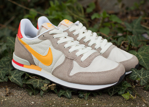 Nike Womens Internationalist - Light Ore - Atomic Mango