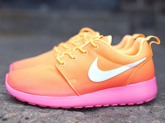 Nike Roshe Run Atomic Mango Pink Glow 2