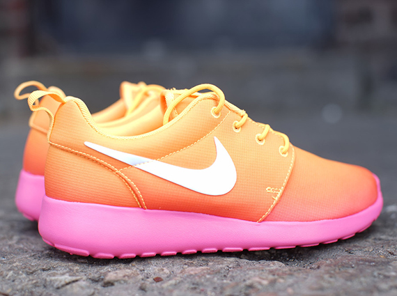 Nike Womens Roshe Run - Atomic Mango - Pink Glow