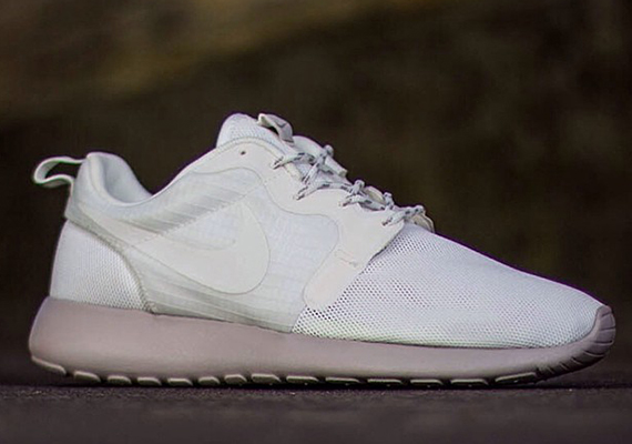 Nike Womens Roshe Run Hyperfuse – Sail – Medium Orewood Brown