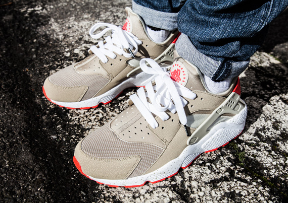 Nike Air Huarache Light Beige Laser Crimson 1