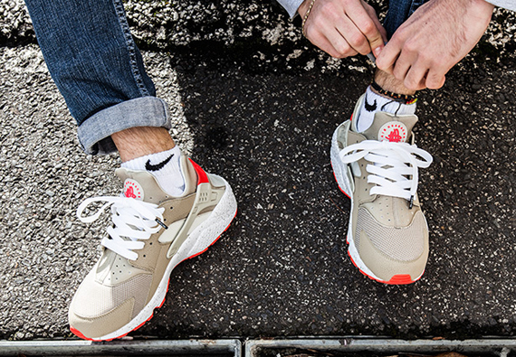 Nike Air Huarache Light Beige Laser Crimson 2