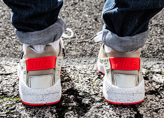 Nike Air Huarache Light Beige Laser Crimson 3