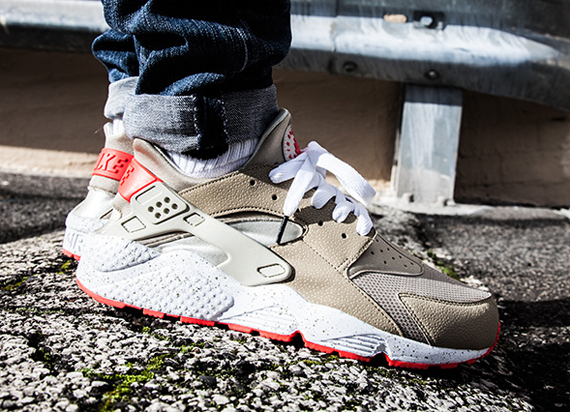 Nike Air Huarache Light Beige Laser Crimson 4