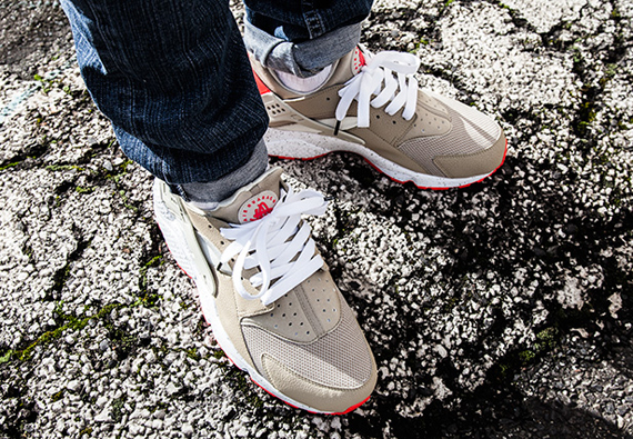 Nike Air Huarache Light Beige Laser Crimson 5