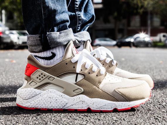 Nike Air Huarache - Light Beige - Laser Crimson