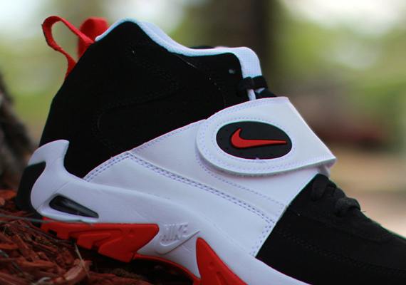 Nike Air Mission - Black - University Red - White