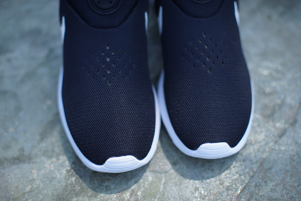 Nike Roshe Run Slip On Black White 01