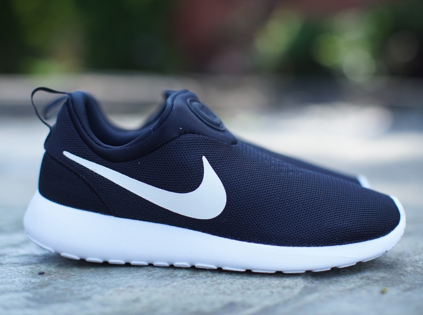Nike Roshe Run Slip On Black White 03