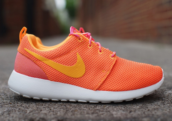 Nike Womens Roshe Run – Pink Glow – Atomic Mango