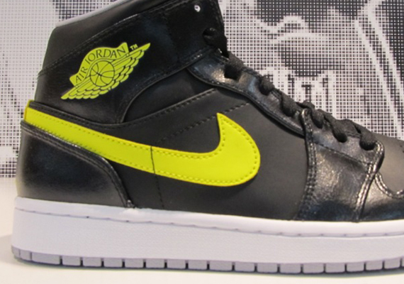 Air Jordan 1 Mid Black Venom Green 01