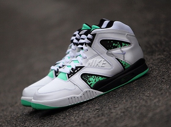 Air Tech Challenge Hybrid White Grey Green Glow 02