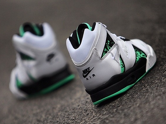 Air Tech Challenge Hybrid White Grey Green Glow 03