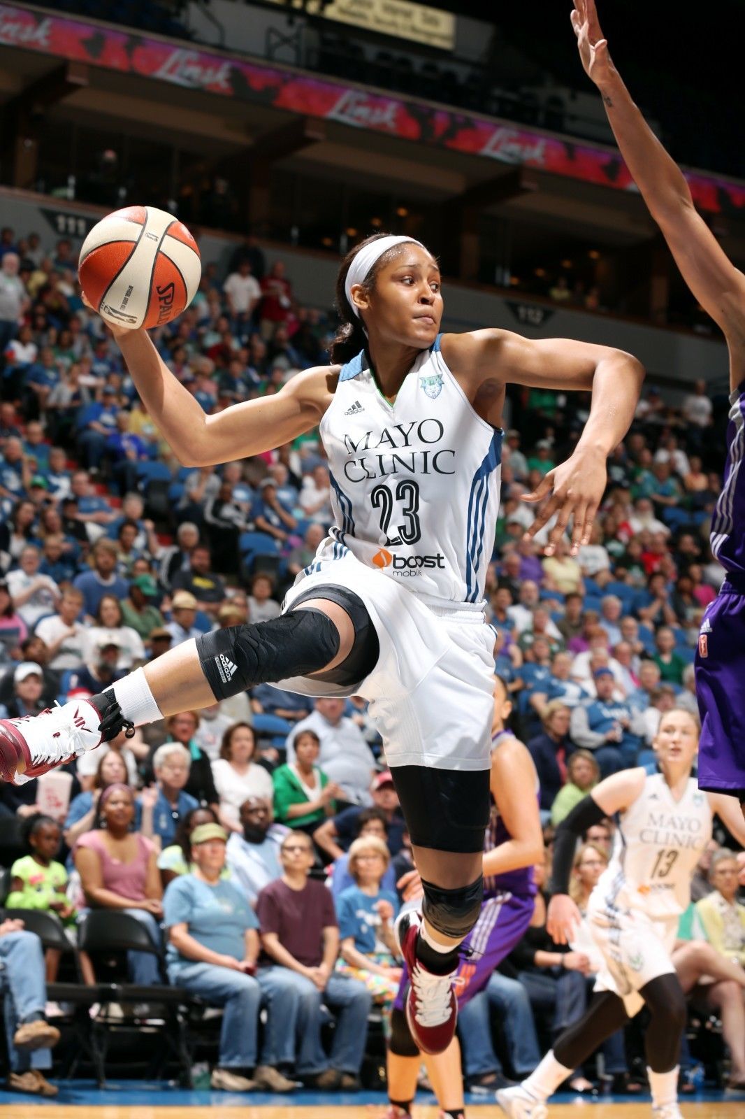 Maya Moore Air Jordan 28 Se Pe Red Velvet Charity 02