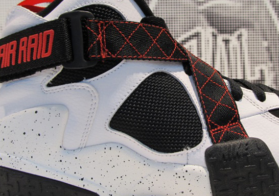 Nike Air Raid – White – Black Speckle – Red