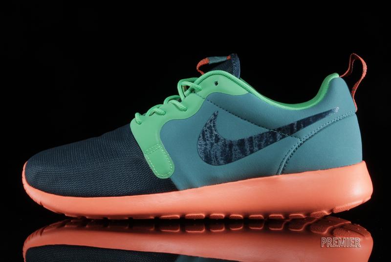 Nike Roshe Run Hyp Catalina Space Blue Poison Green Hyper Crimson 02
