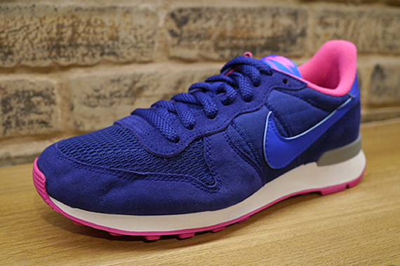 Nike Wmns Internationalist Royal Blue Hyper Pink 02