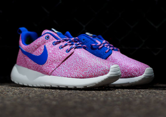 Nike Womens Roshe Run – Summit White – Hyper Cobalt – Light Magenta