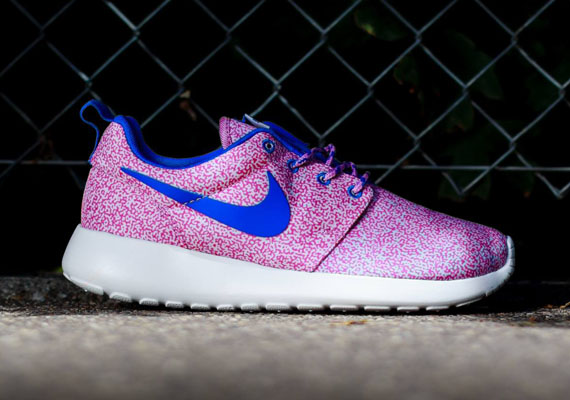 Nike Wmns Roshe Run Summit White Hyper Cobalt Light Magenta 02