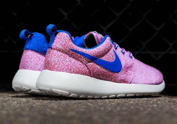 Nike Wmns Roshe Run Summit White Hyper Cobalt Light Magenta 03