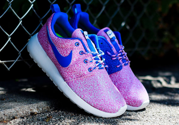 Nike Wmns Roshe Run Summit White Hyper Cobalt Light Magenta 04