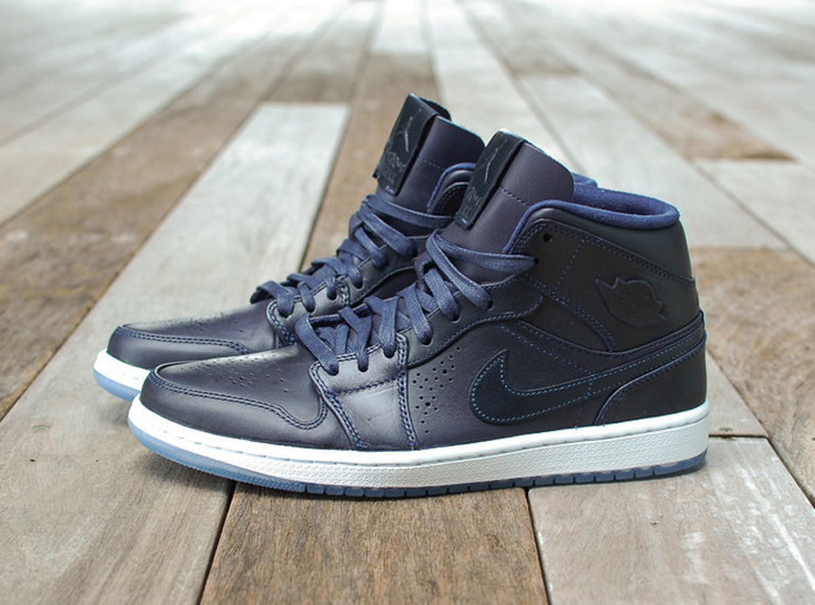 Air Jordan 1 Mid Nouveau Midnight Navy 02