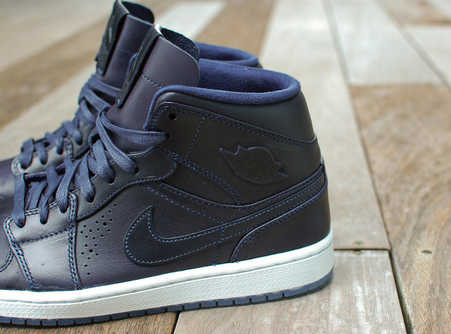 Air Jordan 1 Mid Nouveau Midnight Navy 03