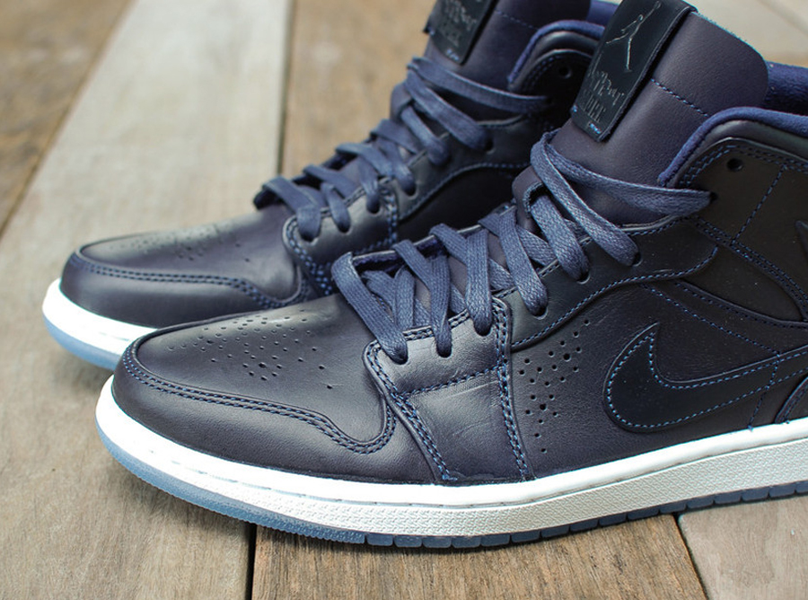 Air Jordan 1 Mid Nouveau Midnight Navy 04