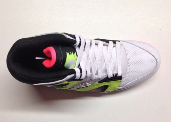 Air Tech Challenge Hybrid White Hot Lava Volt 02