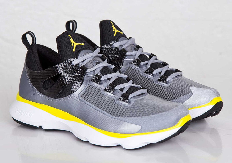 Jordan Flight Runner Wolf Grey Vibrant Yellow 01