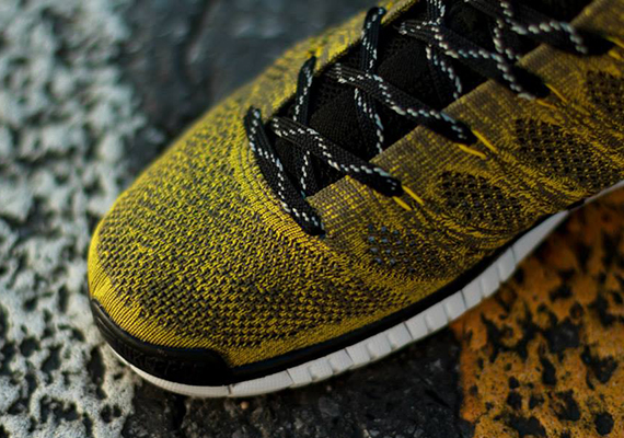 Nike Flyknit Chukka Tarp Gold 3