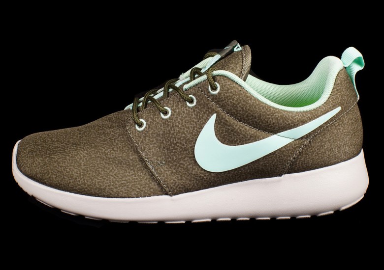 Nike Women’s Roshe Run – Khaki – Mint